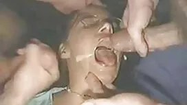 دختر سبزه ای جوان با ...