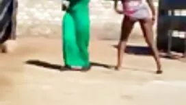 کودک می خورد و به خو ...
