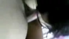شخص گربه گربه را لیس ...