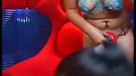شخص نوازش یک بلوند ا ...
