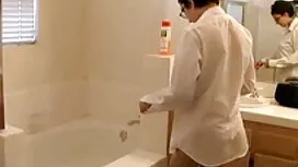 کودک در تمام سوراخ ه ...