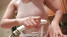 سبزه بوست در پنجره گ ...