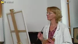 دختر جوان ژاپنی در د ...
